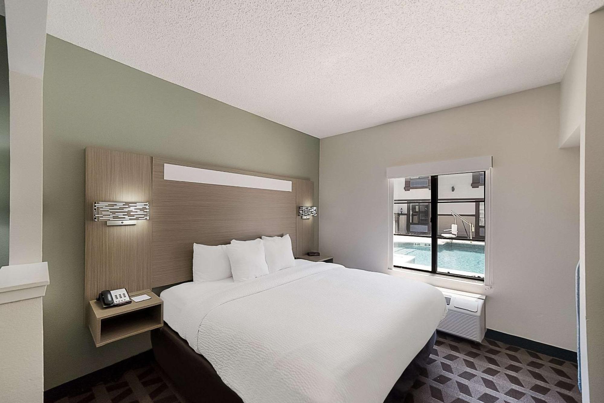 Quality & Dfw Airport South Hotel 2*